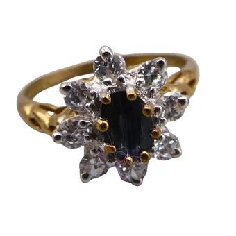 333 yellow gold ring in flower shape, set with an emerald surrounded by diamonds