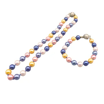 BUNTE PERLENKETTE MIT PASSENDEM ARMBAND.