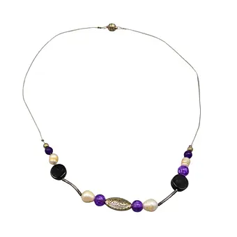 Draadketting met kunststof parels en sierelementen