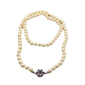 PERLENKETTE MIT EINEM VON SAPHIREN BESETZTEM 585ER WEISSGOLDVERSCHLUSS.