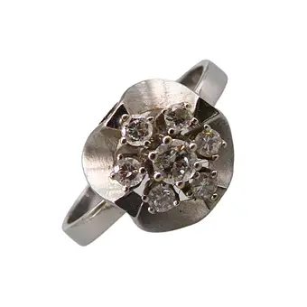 585 witgouden ring, bezet met 7 brillanten van ca. 0,75 ct.