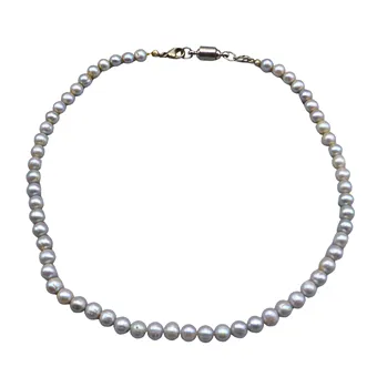 Collier de perles grises avec fermoir à mousqueton.