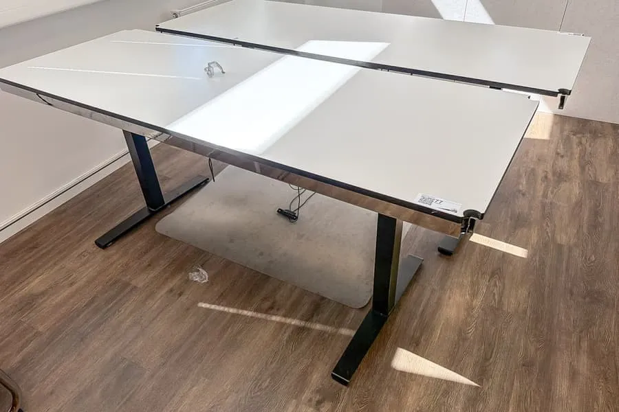 Elektricky výškově nastavitelný stůl