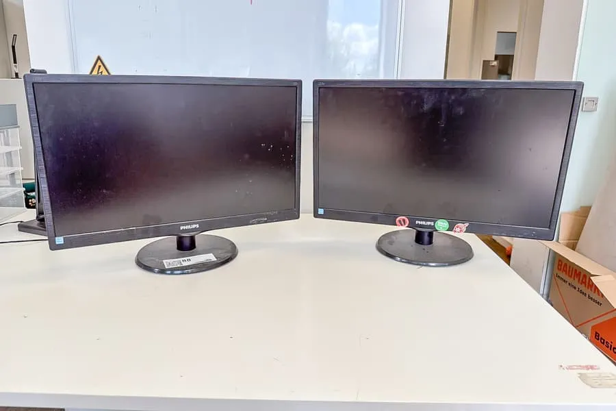 2 22" LCD-monitoren PHILIPS 223V5L