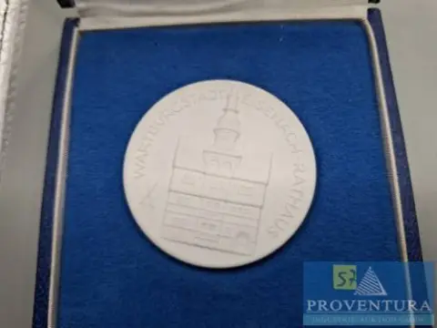 Médaille en porcelaine Wartburgstadt Eisenach hôtel de ville porcelaine de Meissen Ø 52 mm