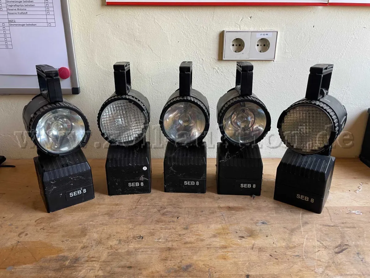 6 Handscheinwerfer Typ SEB 8 mit einem Ladegerät