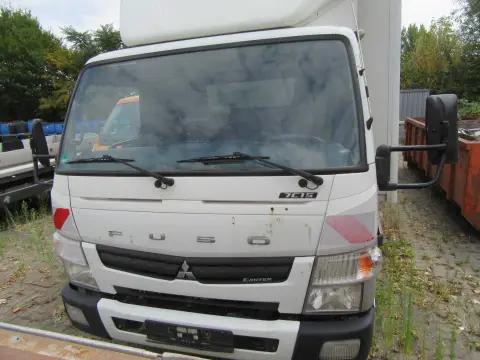 1 camion Fuso-Canter caisse fermée avec chargeur