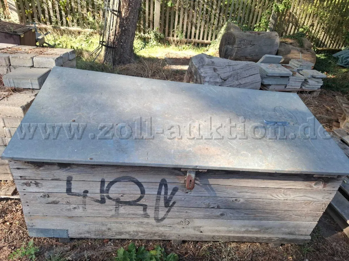 1 wooden crate, lockable wooden crate