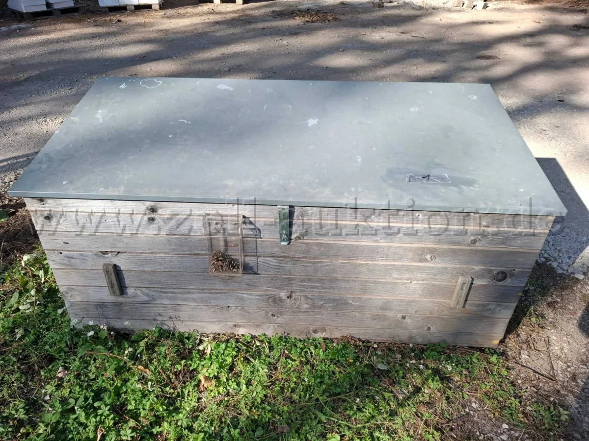 1 wooden crate, lockable wooden crate