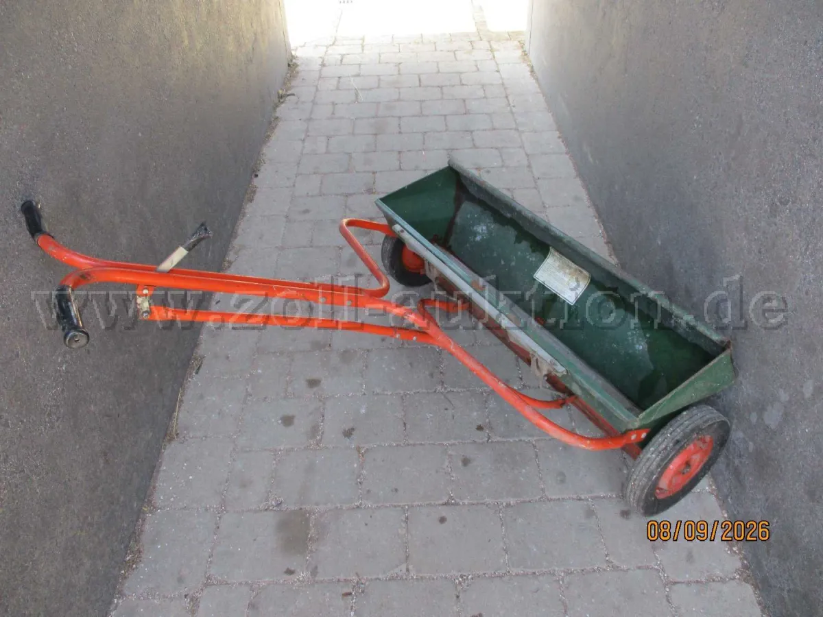 1 hand-guided fertilizer spreader