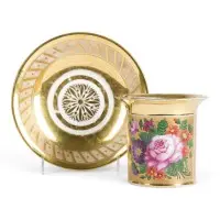 Tasse et soucoupe avec décor floral