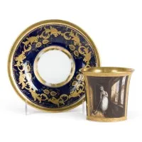 Tasse avec représentation d'une jeune servante et soucoupe