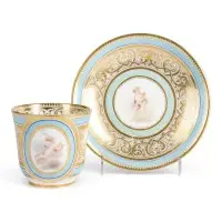 Tasse et soucoupe avec putti