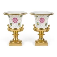 Paire de petits vases à décor floral