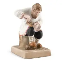 Figurine 'Vieil homme tressant des chaussures en écorce'