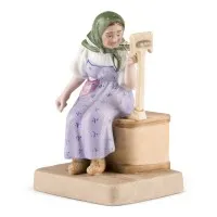 Figurine « Vieille femme avec un rouet »