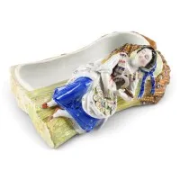 Boîte à couvercle figuratif avec une paysanne