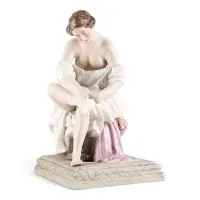 Figurine 'Jeune fille s'habillant'
