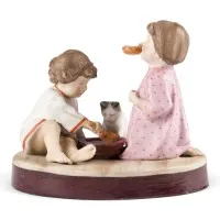 Enfants avec chat au déjeuner