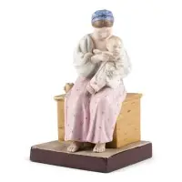 Groupe de figurines 'Paysanne nourrissant un enfant'