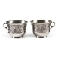 Paire de tasses en niello fines sur soucoupes avec décors architecturaux