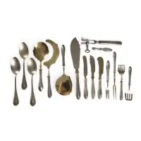 13 dessous de plat et trois cuillères à soupe