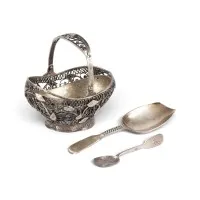 Petit panier filigrané, cuillère à sel avec monogramme gravé et pelle à sucre