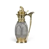 Fine carafe avec ours