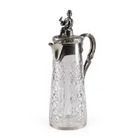 Grande carafe avec paysan buvant