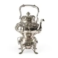 Velmi velký samovar na nožičkách s kohoutkovým výtokem a rostlinným reliéfním dekorem