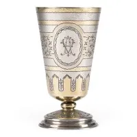 Beker met graveerdecoratie en monogram