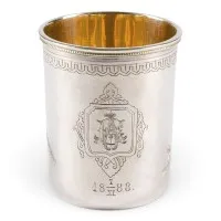 Massieve beker met vogeldecor, gegraveerd monogram en datum