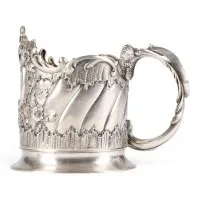 Porte-verre à thé massif avec cartouche rocaille et anse rocaille