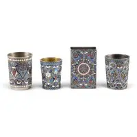 Drie cloisonné-emaille bekers en luciferdoosje