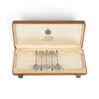 Set van vijf cloisonné emaillepels in originele etui