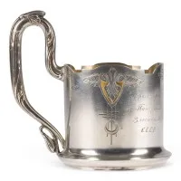 TEEGLAS-HALTER MIT GRAVURDEKOR UND WIDMUNGSINSCHRIFT 'C.C.C.R.'