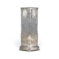 Vase met zilveren montuur met palmetten en gegraveerd monogram
