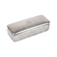 Grote snuifdoos met zilveren deksel met gegraveerd monogram