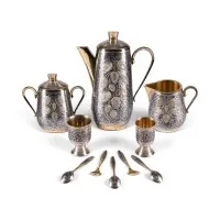 NIELLO-KAFFEEKANNE, SAHNEGIESSER, DECKEL-ZUCKERDOSE, ZWEI BECHER UND FÜNF LÖFFEL MIT BLATTDEKOR