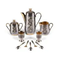 Niello koffiepot, roomkan, suikerpot met deksel, twee bekers en vijf lepels met bladdecoratie