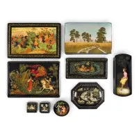 Collectie van acht lakdozen en één lakbroche