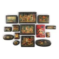 Collection de 14 boîtes laquées : scènes de contes, « Paysage avec chasseur » et motif floral