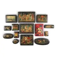 Collectie van 14 lakdozen: sprookjesscènes, 'Landschap met jager' en floraal motief