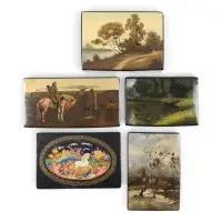Collectie van vijf lakdozen: sprookjesscène, schilderijreproducties en landschappen