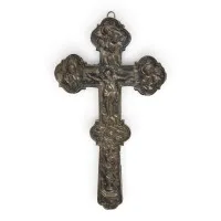 Croix à main baroque avec la Crucifixion du Christ et rocailles