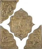 Ensemble de 4 parties de ferrures de Bible avec représentation de la Crucifixion et trois Évangélistes