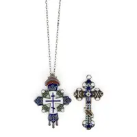 Deux croix pectorales en émaux cloisonnés, dont une croix pour le 300e anniversaire de la dynastie Romanov