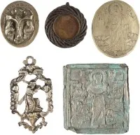 Cinq fragments / pendentifs à motifs religieux