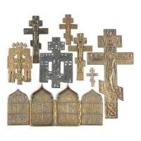 Sbírka osmi bronzových ikon: krucifixy a tetraptych se svátky