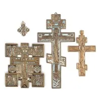 Collectie van vier bronzen iconen: crucifixen en Moeder Gods met vier heiligen